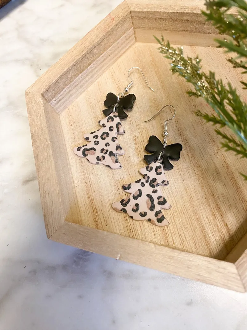 Leopard & Bow