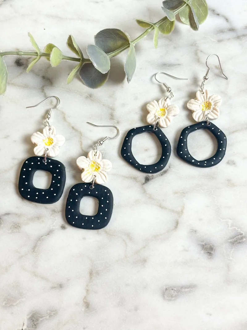 Black & White Daisy